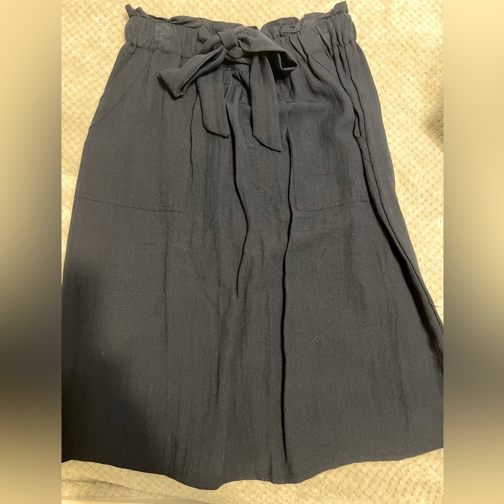 Knee Length (on 5’5) Medium Dark Blue Skirt w/ pockets & elastic waistband